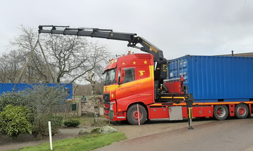 Wij verzorgen ook het transport van de zeecontainers die u bij ons koopt of huurt.